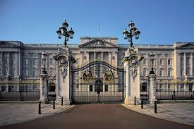 To tu po śmierci księżnej diany brytyjczycy składali wieńce. Buckingham Palace Tour With Afternoon Tea At Prestigious Hotel 2021 London