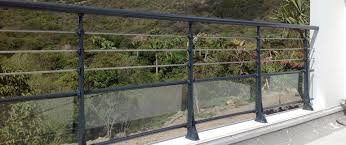 Garde Corps Aluminium Pour Villa Alu Profiles Ronds Panneaux Verre Feuillete Tole Aluminium Perforee Balustrad Balustrade Exterieure Garde Corps Rampe Escalier