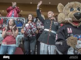 Non commissioned service hi-res stock photography and images