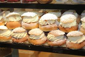 Scandinavian sweet buns for shrove tuesday. Laskiaispulla Maistuu Kauniaislaisille Kaunisgrani