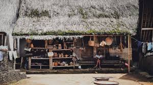 Terletak di kaki gunung inerie, membuat kampung yang terkenal dengan rumah adat bena ini tidak hanya menawarkan keunikan rumah dan tradisinya, tapi juga pemandangan gunung inerie yang menakjubkan mata setiap orang yang melihatnya. Asal Usul Masyarakat Kampung Naga Kumparan Com