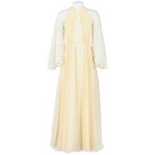 Jun 22, 2021 · infine, gli anni '70, con l'«abito modello ribelle» e il «pigiama palazzo», riproposti da massimo nisi. Abito Da Sposa Vintage Anni 90 Con Strascico