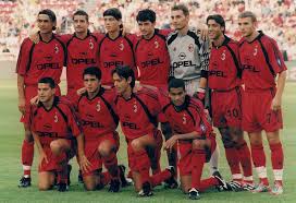 Milan'ın twitter hesabından yapılan paylaşımda, fatih terim'in babasının hayatını kaybettiği fatih terim, 1 temmuz 2001 yılında milan'ın başına geçmiş ve bir dönem teknik direktörlük görevi yapmıştı. Ayaktakiler Oturanlar Milan 2001 2002