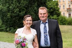 Das brautkleid stellt für die meisten damen eines der wichtigsten kleidungsstücke in ihrem leben dar. Hochzeitsfotograf Rabenau Hochzeitsfotograf Dresden Bautzen Radeberg