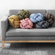 I nostri cuscini design per divani e soggiorni ti permettono di dare rilievo e armonia riprendendo le tinte del tuo arredamento. Cuscini D Arredo Per Il Soggiorno E La Camera Come Abbinare Colori E Fantasie Cose Di Casa