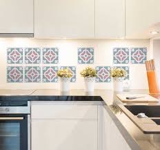 El azulejo color blanco en una cocina nunca pasa de moda, y es uno de los más usados en las ya establecidas tendencias minimalistas. Vinilos De Azulejos Para Cocina A Tu Medida Tenvinilo