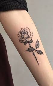 Beliebte Schwarze Single Rose Forearm Tattoo Ideen Fur Frauen Www Mybodiart Com Beliebte In 2020 Rose Tattoo Forearm Delicate Flower Tattoo Rose Drawing Tattoo