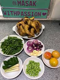 Campur sebagian bawang putih, dan 2 sdm saus tiram, 2 sdm kecap asin, saus tomat, arak masak, dan kecap manis. Ayam Masak Hijau Bahan2 Ayam Cili Masak With Passion Facebook