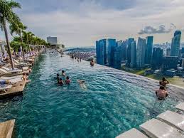 Infinite Pool Des Marina Bay Hotels Singapur Bild Silas Khua Cc By 2 0 Kwizzme Reisemagazin Cool Swimming Pools Amazing Swimming Pools Best Swimming