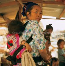 Mere Portant Son Bebe Dans Un Porte Bebe Traditionnel Laotien Phonsavanh Laos