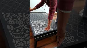 Deri kaplama, sermaik, cam gibi estetik materyaller kullanılarak imal edilen bu tür tepsiler sürekli olarak sehpa üzerinde tutuluyor ve sehpanın bir parçasıymış gibi kullanılıyor. Deri Sehpa Boyama Altyazili Leather Coffee Table Painting Art English Subtitles Youtube