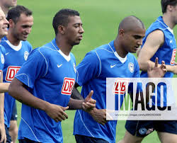 Jerome (li.) und sein Bruder Kevin Prince Boateng (beide Hertha) laufen  sich warm Fußball 1. BL