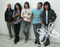 Slank merupakan grup band lama yang memiliki banyak album terbaik dan mengambil genre musik pop rock, blues dan alternatif yang terbentuk pada tahun 1983 dan sampai sekarang mereka masih. Slank Indonesian Hitz Library