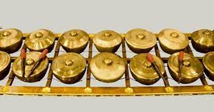 Setiap jenis alat musik memiliki fungsi tertentu yang membuatnya digunakan untuk beberapa jenis bonang merupakan alat musik pukul khas jawa dengan 5 buah jenis nada yang biasa dimainkan akordion termasuk jenis alat musik yang mirip seperti organ tapi perlu digantung pada badan dan. Penjelasan Alat Musik Bonang Yang Berasal Dari Jawa Dan Bali Alat Musik
