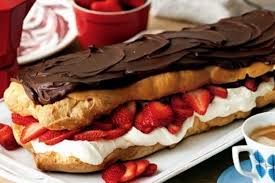 Recette D Eclaire Au Chocolat Geante Servez Le Dessert En Tranches Eclairs Recette Gateaux Et Desserts Recettes De Fraises