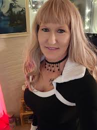 Super excited to hang out with my gorgeous little sister Emma L Hanford  Moffit tonight! It's been WAY too long! TC better watch out! 😂