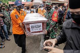 Terkait kabar aa gym talak tiga teh ninih. Terpisah Orang Tua Indah Menanti Jenazah Cucunya Kebencanaan