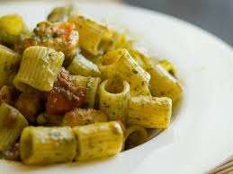 Se volete optare per un pesto di rucola vegan, la ricetta prevede che eliminiate il parmigiano e il pecorino optando per le noci. Mezze Maniche Al Pesto Di Rucola E Gamberetti
