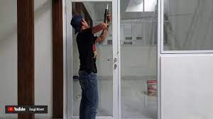 Kusen alumunium yang mau dipasang. Memasang Kaca Pintu Aluminium Youtube