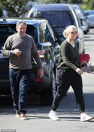 Sunrise host sam armytage and her partner richard lavender have announced some exciting news on instagram. Sunrise S Samantha Armytage Cuts A Casual Figure As She Moves Out Of Bondi Pad With Richard Lavender Readsector