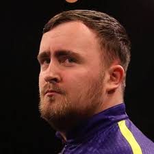 Luke having fun @ Hyde Park 🥰😍🤩