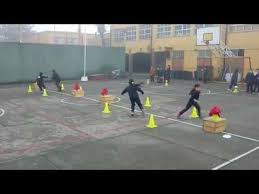 Dos voluntarios cogen la tela por los extremos y se colocan detrás de una línea. Juegos Educacion Fisica Desafio Lateral Youtube Educacion Fisica Juegos Educacion Fisica Circuito Educacion Fisica