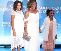 Glória maria foi a primeira mulher a usar a lei afonso arinos contra a discriminação racial no brasil pois um gerente de um hotel de. Apos Cirurgia No Cerebro Gloria Maria Leva As Filhas A Premiere Alegria De Estar Viva Quem Agito