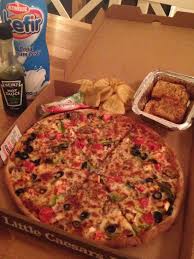 little caesars pizza mukemmel tatlar eklemis menuye kepekli ince hamur akdeniz pizzasi firinda tirtikli patatesi ve adi bombatat olan elmal patates pizza