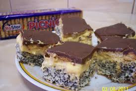 Adăugăm zahărul, restul ingredientelor și amestecăm foarte bine până la omogenizare. Prajitura Cu Biscuiti Jamila