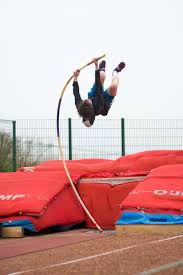 Lou bournel 3m28 perche juf à sef le 18/012020 à. Athletisme A Bonningues Les Calais On Pratique La Perche Artisanale