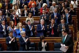 La moción de censura en españa es un procedimiento establecido en el artículo 113 de la constitución española de 1978 que permite al congreso de los diputados retirar su confianza al presidente del gobierno y forzar su dimisión. File 2018 05 31 Mocion De Censura Al Gobierno Mariano Rajoy Aplausos Pool Moncloa Diego Crespo Jpg Wikimedia Commons
