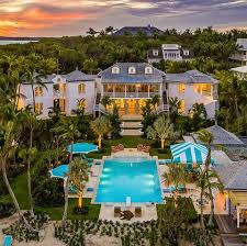 See more ideas about jenner house, kylie jenner house, kylie jenner. Kylie Jenner S Airbnb In The Bahamas Costs 10 000 To Rent