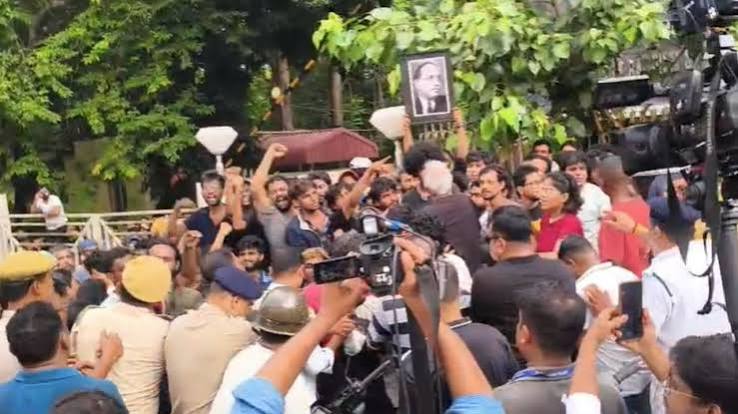 SRFTI-তে পড়ুয়াদের সঙ্গে বহিরাগতদের সংঘর্ষের অভিযোগ, উত্তেজনা ক্যাম্পাসে | Srfti Students Akhil Bhartiya Grahak Panchayat Clash Kolkata | Asianet News Bangla