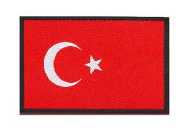 It has a red field with a white crescent and a white star off center, slightly towards the hoist side (the side by the flagpole). Turkey Flag Patch Color Gewobene Abzeichen Equipment Clawgear Online Shop Clawgear Com