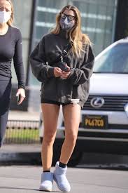 Kate beckinsale wears black sports bra matching leggings knee high boots. Celebrity Legs