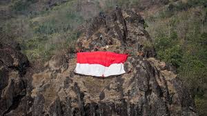Pelaksanaan upacara bendera di puncak gunung bawakaraeng 17 agustus 2016. Meski Pandemi 10 Ribu Pendaki Peringati Hut Ri Di Gunung Bawakaraeng