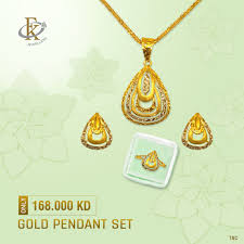 Treat Her To The Contemporary Glamour Of This Pendant Necklace Set Product Type Gold Pendant Set Price 16 Pendant Set Gold Jewelry Gold Earrings Studs