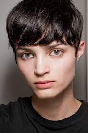 Les Plus Jolis Modeles De Coupes Courtes Tendance En 2020 Elle Coupe Courte Avec Frange Cheveux Courts Coiffure Courte