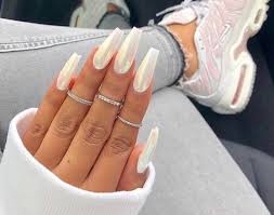 Bonitos diseños de uñas acrílicas decoradas en blanco y negro, . Pin De Kelly Nelson En Unhas Disenos De Unas Blancas Unas Acrilicas De Moda Unas De Gel Blancas