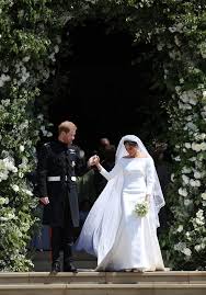 Denn die designerin, die bereits das hochzeitskleid für herzogin meghan designte, nahm das outfit zum anlass, um auf. Zehn Uberraschende Fakten Zu Herzogin Meghans Brautkleid Promiflash De