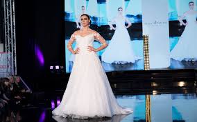 Gli abiti da sposa rosa clará soft 2021 presentano uno stile etereo molto curato, senza però dimenticare il tocco di seduzione. Abiti Da Sposa 2021 Tutto Sulle Ultime Tendenze Della Moda Bridal Abiti Da Sposa Roma Anna Tumas Atelier