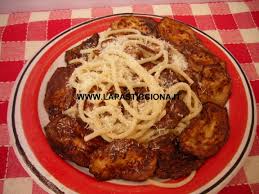 Prendiamo le zucchine laviamole e tagliamole a rondelle,allo stesso modo peliamo l'aglio e mettiamo da parte. Pasta Con Zucchine Fritte E Ricotta Salata La Pasticciona