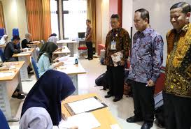 Lulusan sma/smk/ma atau sederajat, lulus ujian persamaan atau yang setara lainnya (paket c) tahun 2020, 2019, dan 2018. M Nasir Apresiasi Ujian Mandiri Undip Di 21 Daerah Siedoo