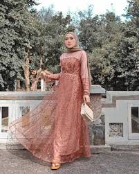 May 31, 2021 · perpaduan kain brokat dengan warna navy pada busana kondangan, memang menciptakan kesan elegan dan anggun. Inspirasi Model Baju Kondangan Hijab Yang Elegan Womantalk