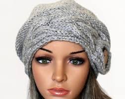 Handgestrickte Slouchy Beanie: Wolle-Acryl-Mischung, Knopf-Detail