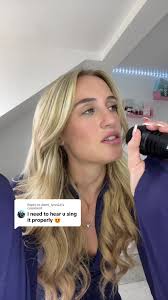 Hilarious Facial Expressions While Singing