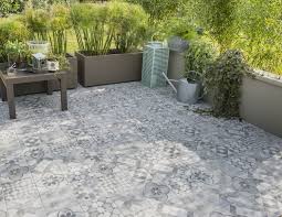Un Carrelage Gris Et Argent Imitation Carreaux De Ciment Sur Une Terrasse Carrelage Exterieur Sol Exterieur Imitation Carreaux De Ciment