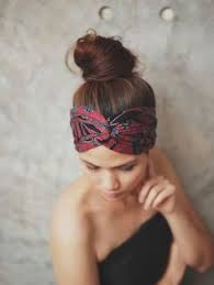 Sur un sac à main, autour du cou, noué au poignet ou en. 770 Idees De Turbans Coiffure Avec Foulard Foulard Cheveux Foulard Africain