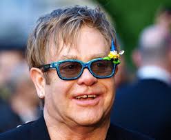 Elton John is 75 en we trakteren je op 6 van zijn meest iconische brillen