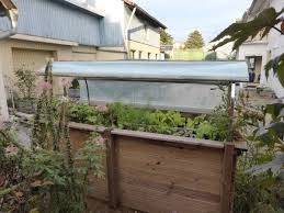 Ich Kann Das Dach Hier Beim Probesitzen Mit Erst Zwei Flachstangen Auf Verschiedenen Positionen Hochklappe Hochbeet Hochbeet Selber Bauen Haus Und Garten
